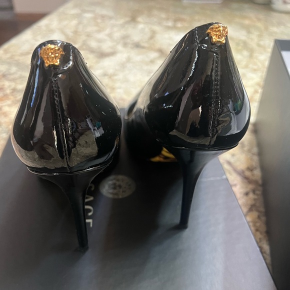 Versace Patent Pump, 100% authentic - Picture 3 of 6